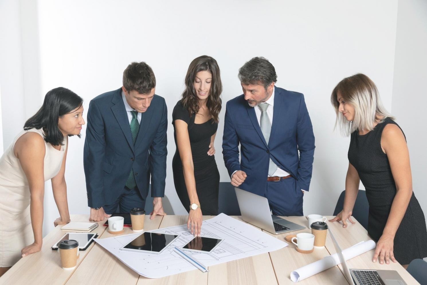 Equipo de quvranexilop trabajando en oficina de Madrid